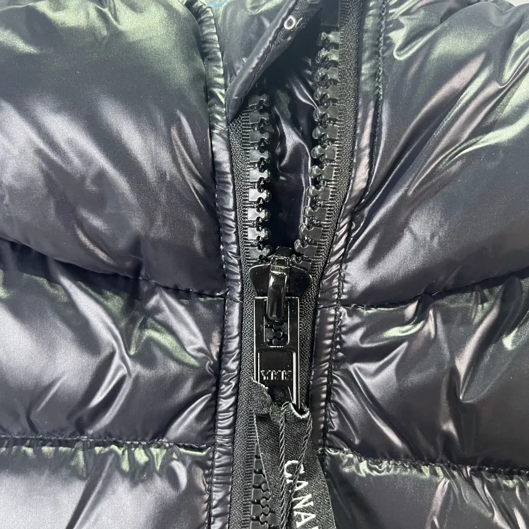 P840 𝑪𝒂𝒏𝒂𝒅𝒂 𝑮𝒐𝒐𝒔𝒆 Canada Goose 2227 Black Black Label Lightweight Down Jacket Canada Goose Crofton Series Crofton Series Ski Season Logo Solid Color Glossy Hooded Waterproof Windproof Ultra Light Down Jacket Men's Style: Black Black Label s-xxl.